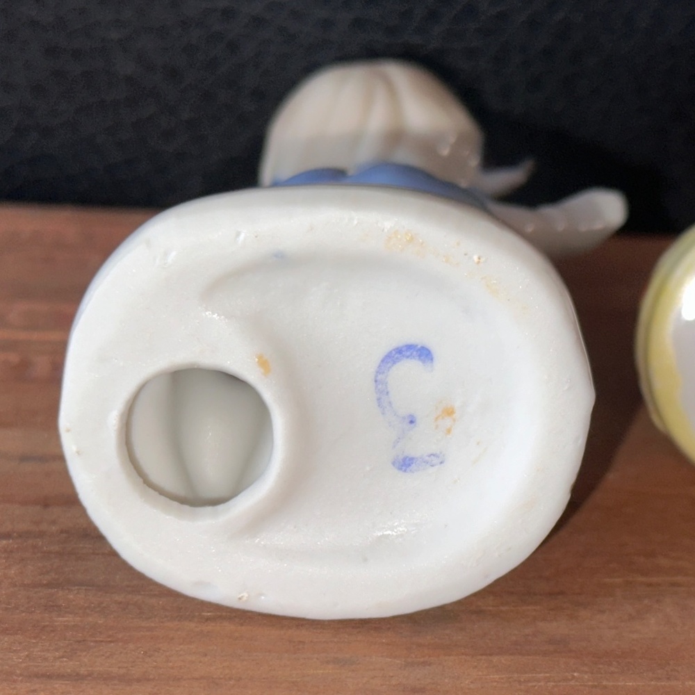 VTG Kissing Dutch Boy & Girl Figures - Porcelain Skating Blue Girl 3 & 4.25” - Picture 9 of 9